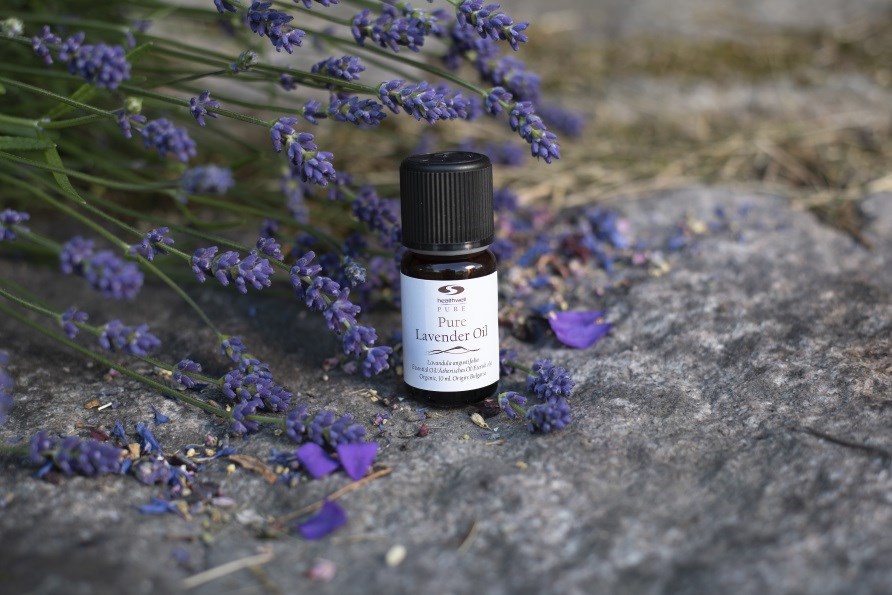 Pure lavender oil laventelikukkien kanssa, 